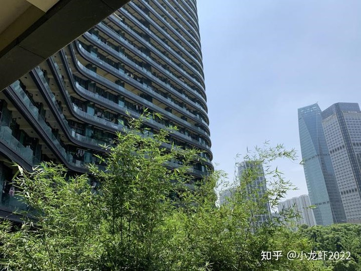 Tòa nhà đồ sộ hình chữ S, với chiều cao 206 mét, nổi bật với mặt tiền có bức tường rèm bằng kính lớn màu xanh lá cây khiến nó nổi bật giữa các công trình kiến trúc xung quanh. Ảnh: Sina