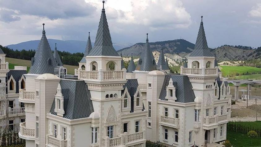 Các tháp chuông xanh xám gợi nhớ đến những lâu đài được tìm thấy trong công viên Disney.