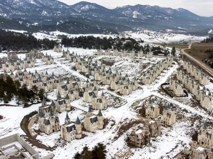 Hiện vẫn chưa có căn nào trong số 530 biệt thự ở đây được hoàn thiện và có người ở.