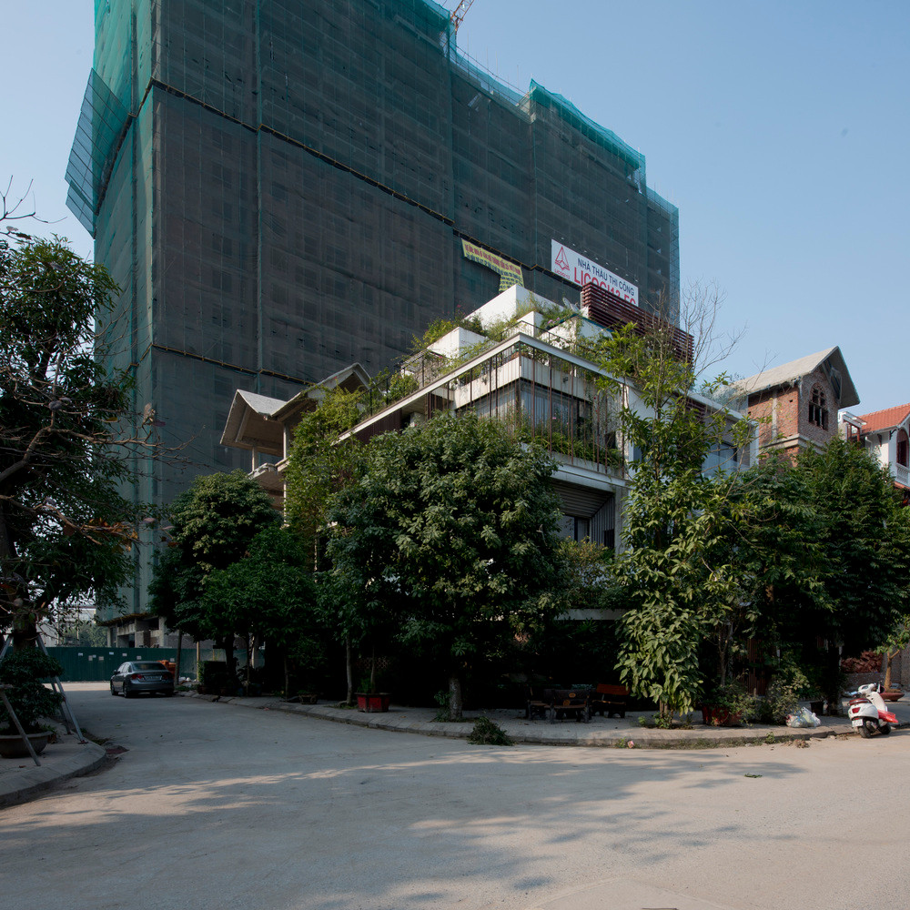 Nằm ở vị trí thuận tiện - ngã ba đường tại Hà Nội, ngôi nhà có lợi thế nhìn ra khung cảnh bên ngoài. Tuy nhiên, toàn bộ mặt tiền lại chịu ảnh hưởng trực tiếp của nắng hướng Tây.