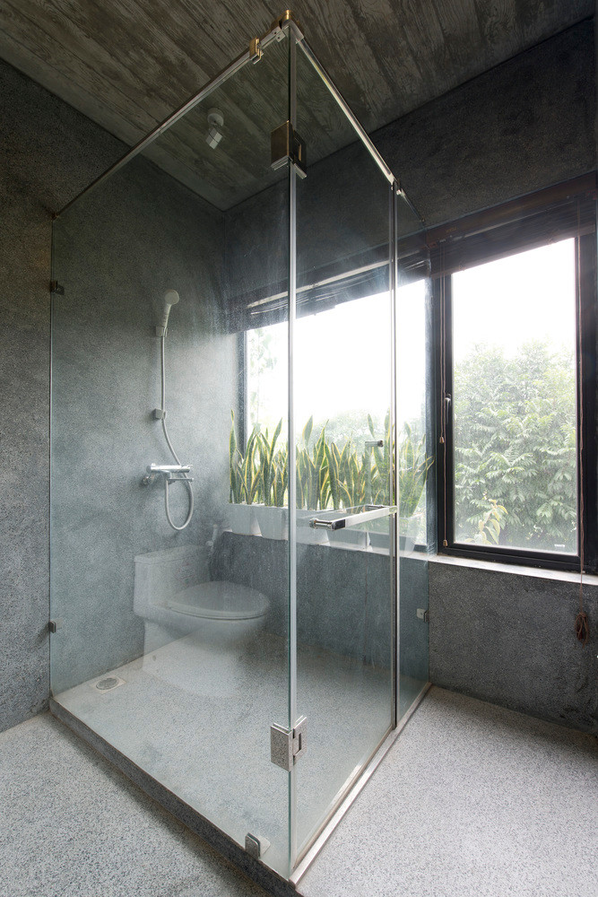 Phòng tắm như nuốt trọn ánh sáng. Nguồn ảnh: Vũ Ngọc Hà