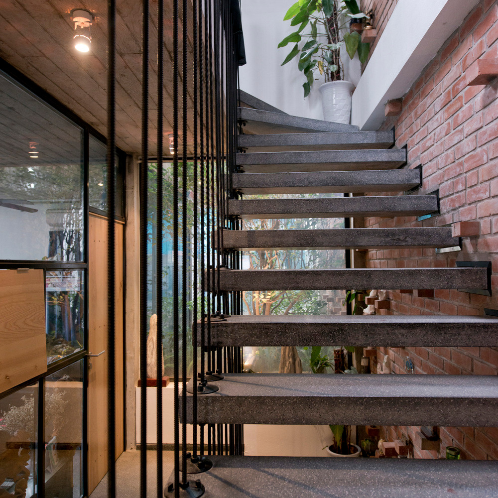 Góc cầu thang cũng tràn ngập ánh sáng.