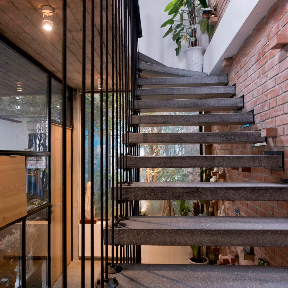 Góc cầu thang cũng tràn ngập ánh sáng.