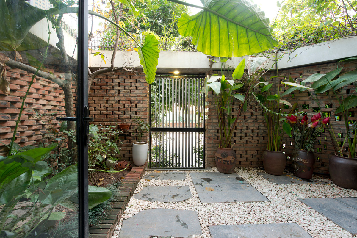 Góc sân trải sỏi, nhiều cây xanh mang đến cảm giác bình yên.