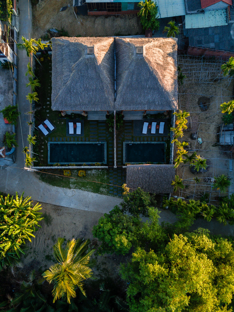 Theo đó, kiến trúc sư đề xuất ý tưởng sử dụng mái lá dừa lớn bao phủ. Nhìn từ xa, căn biệt thự mái lá trông giống như một cái lều lớn.