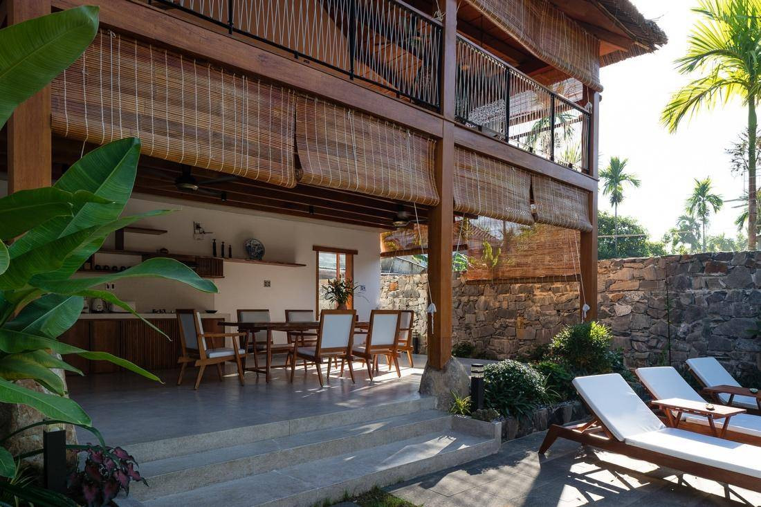 Vật liệu thân thuộc được đưa vào nhà là mái lá dừa tươi mát - đặc trưng của vùng ven biển miền Trung. Bên dưới lớp lá dừa là phần bê tông được đổ vững chắc.