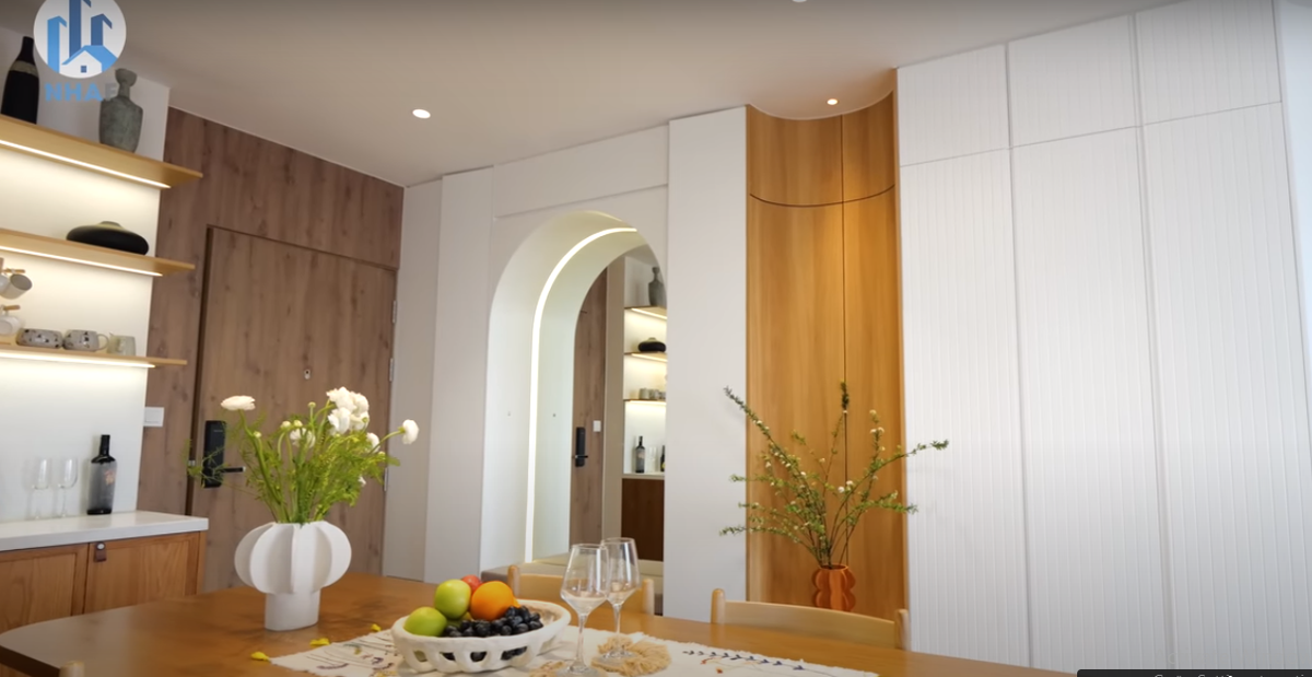 Ngay cạnh bếp là bàn ăn nhỏ và tủ để giày hiện đại, thiết kế đẹp mắt.