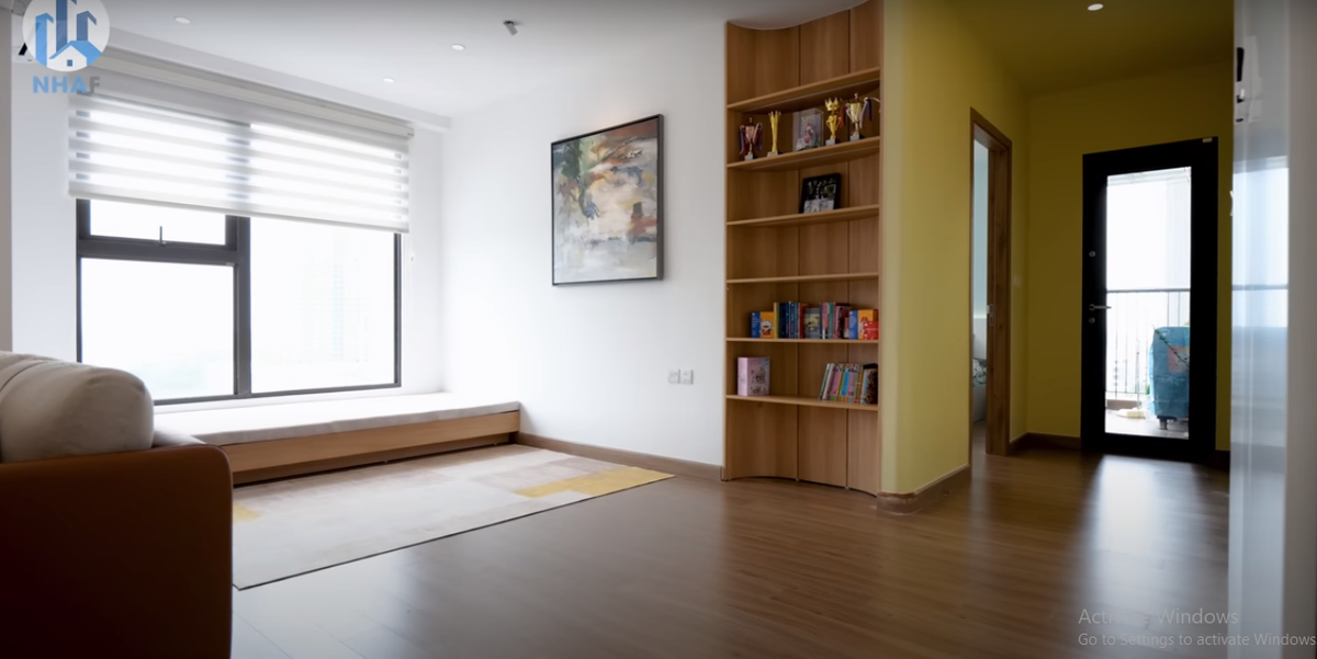 Sát khu vực tiếp khách vốn là một phòng ngủ. Tuy nhiên, gia chủ đã đập đi, sửa lại thành không gian vui chơi cho các con.