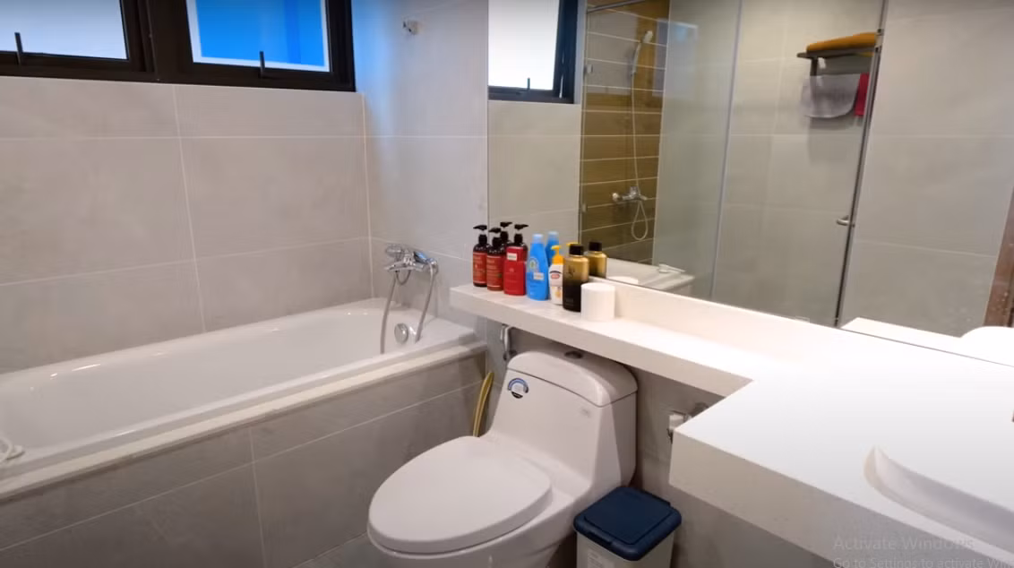 Phòng tắm không quá rộng nhưng rất thông thoáng nhờ ô cửa kính phía trên. Nguồn ảnh: chụp màn hình NhaF