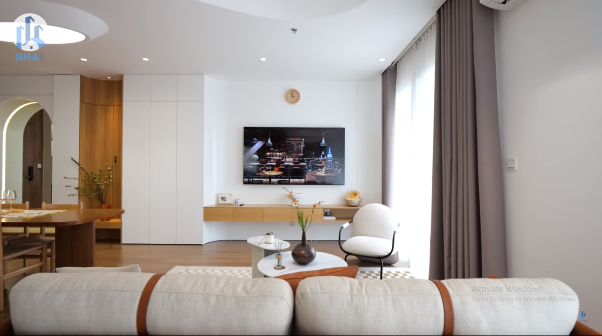 Căn hộ có diện tích khoảng 100m2. Trên thị trường, căn hộ có giá trị hơn 4 tỷ đồng. Tuy nhiên, gia chủ chi thêm khoảng 600 triệu để hoàn thiện căn nhà.