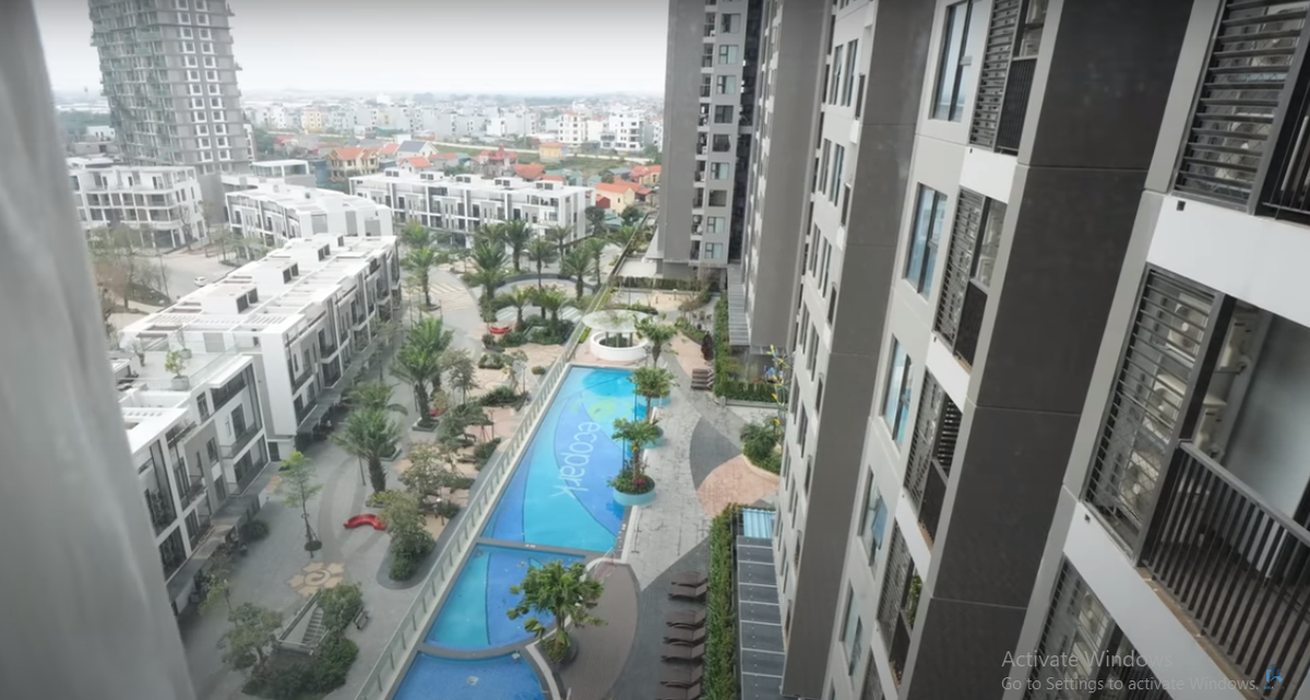 View của phòng ngủ master nhìn xuống bể bơi trong khu đô thị.