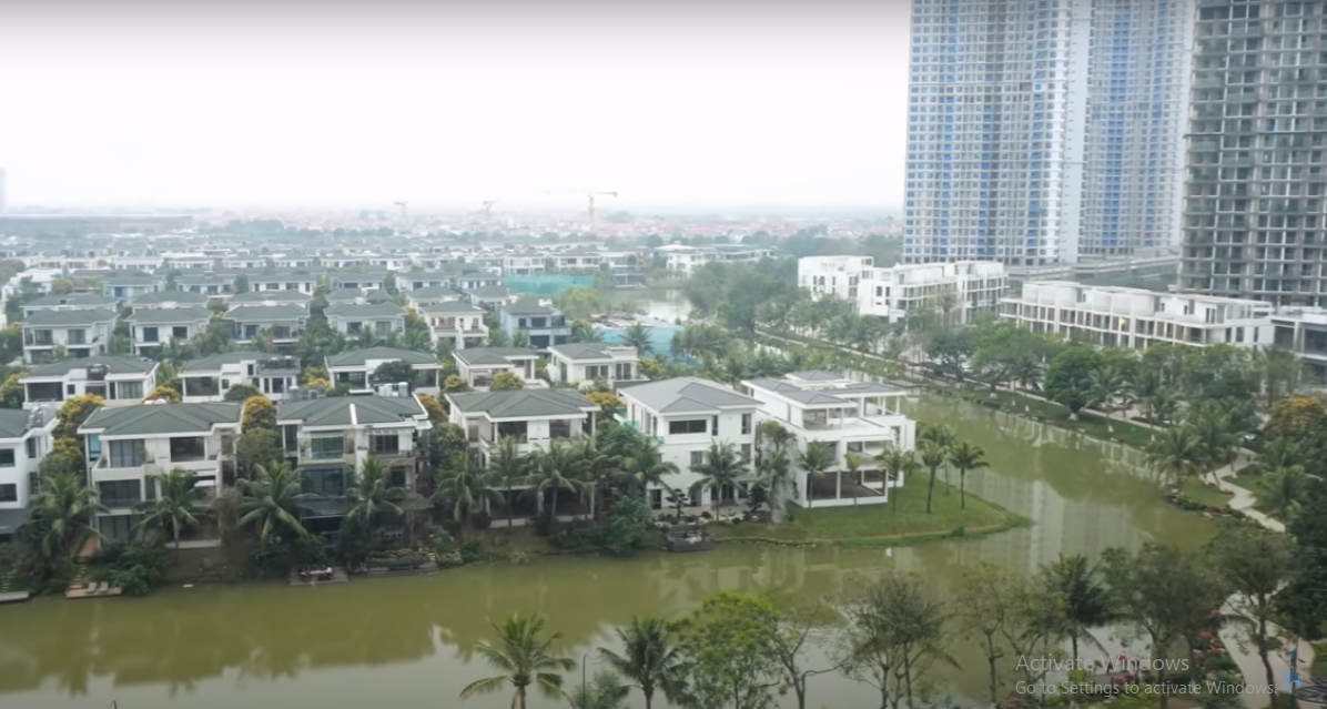 Từ phòng ngủ có thể ngắm trọn khu biệt thự liền kề sang trọng.