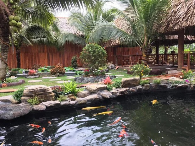 Để xây dựng ngôi nhà bằng dừa theo đúng mong muốn, gia đình bà đã mất 10 năm để lên kế hoạch, chuẩn bị. Tổng chi phí xây dựng 6 tỷ đồng. Ảnh: Facebook