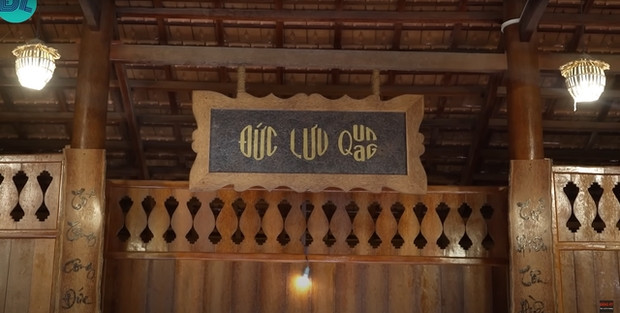 Hoành phi, câu đối làm từ dừa độc đáo. Ảnh: chụp màn hình ĐLBD