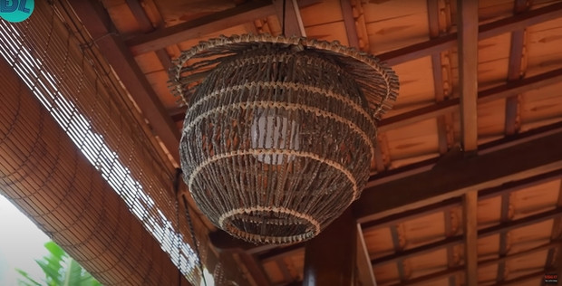 Khu vực phần tủ thờ, hoành phi, trường kỷ... cho tới các vật dụng khác như bàn ghế, đèn trang trí, tách trà, câu đối... cũng được gọt đẽo tỉ mỉ từ gáo dừa, râu dừa. Ảnh: chụp màn hình ĐLBD