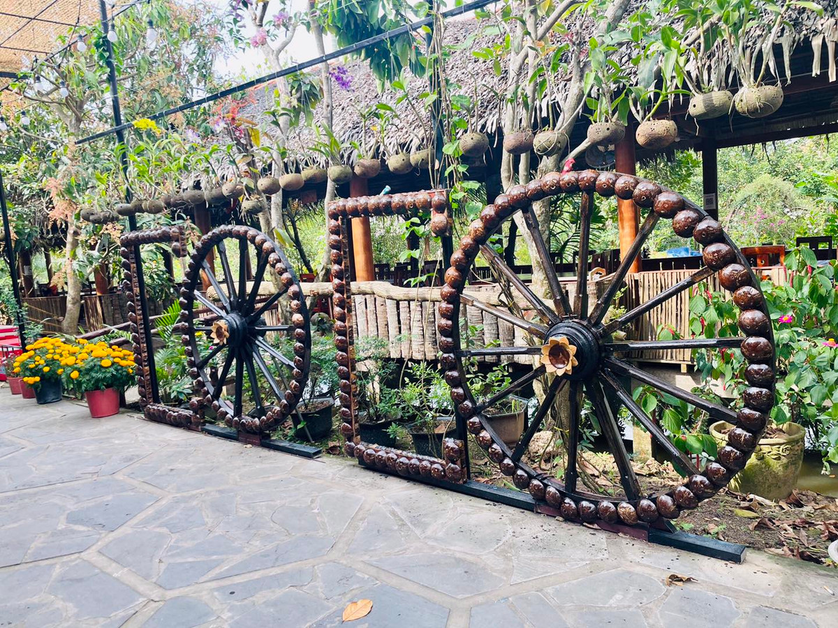 Ông Thưởng cho biết, bê tông, cốt sắt đã bình thường quá rồi, nên ông muốn làm một thứ độc lạ hơn bằng gỗ dừa. Ảnh: Facebook