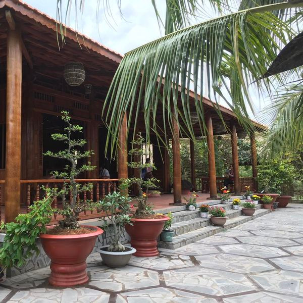 Toàn bộ công trình sử dụng khoảng 4.000 cây dừa, riêng căn nhà là 1.700 cây. Tất cả đều có tuổi thọ trên 50 năm. Ảnh: Facebook