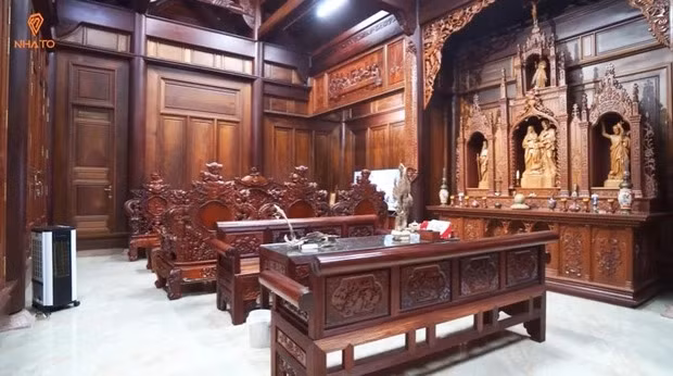 Giữa gian nhà chính rộng hơn 100m2 là bộ bàn ghế rồng đỉnh bằng gỗ hương được chạm trổ cầu kỳ.