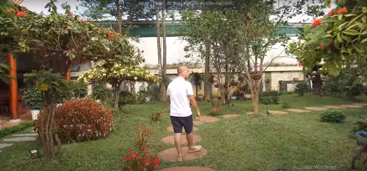 Gần một nửa diện tích khuôn viên được gia chủ làm sân và khoảng vườn trồng nhiều cây trang trí.