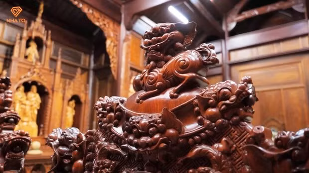 Bàn ghế kiểu rồng đỉnh đặc trưng cho gu chơi đồ gỗ của người hoài cổ.