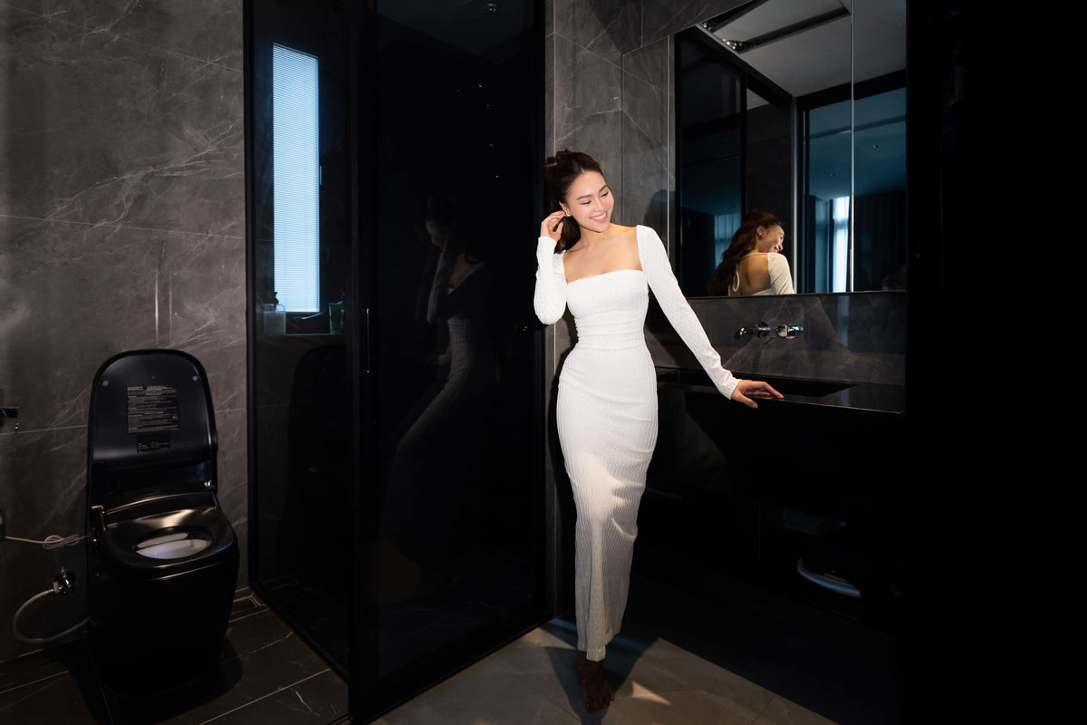 Không gian nhà tắm tối giản nhưng tiện nghi.