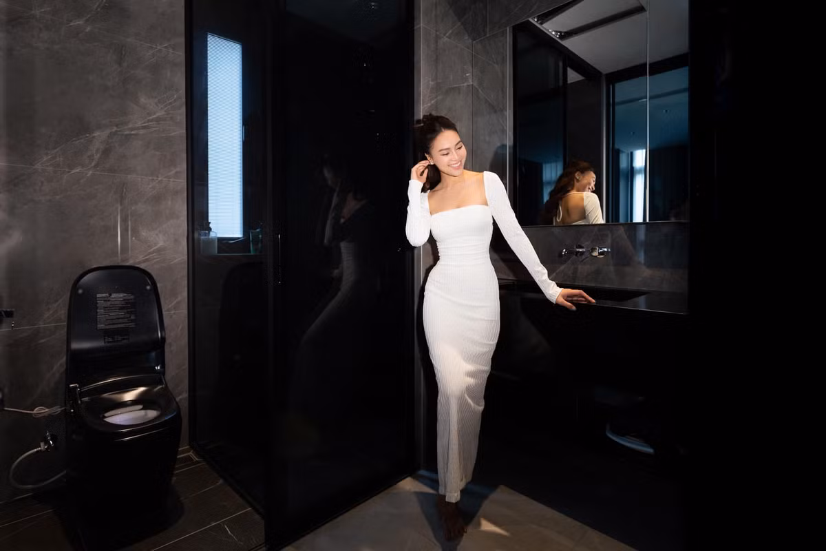 Không gian nhà tắm tối giản nhưng tiện nghi.