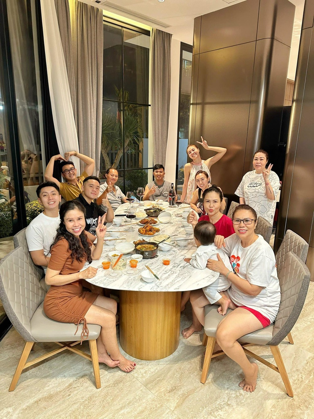 Gia đình nữ diễn viên tụ họp tại biệt thự mới vào dịp Tết vừa rồi.