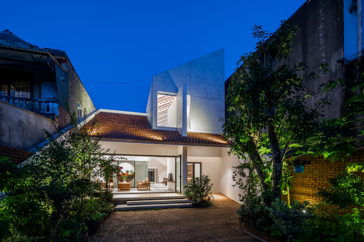 Được xây dựng trên mảnh đất 300m2, ngôi nhà với diện tích 190m2 là nơi ở của của một cặp vợ chồng cùng hai con tại xã Đức Chánh, huyện Đức Mộ, Quảng Ngãi.