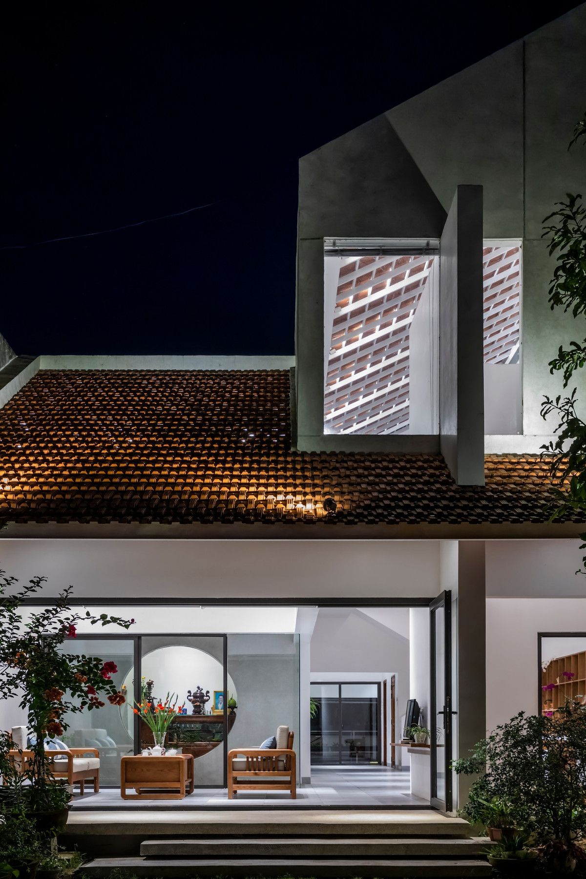 Mục đích của thiết kế này là tạo sự đa dạng cao độ, kết nối và phân chia không gian phía dưới.