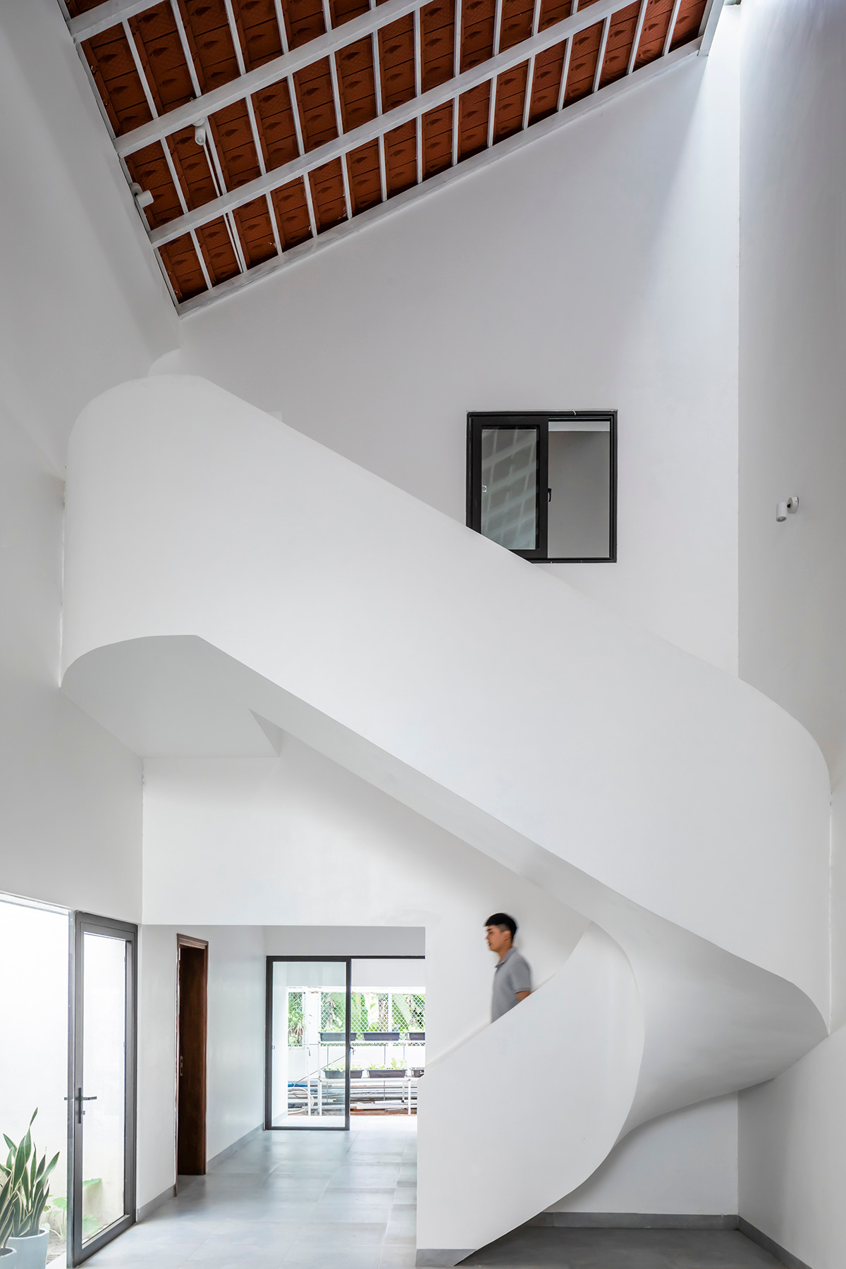 Cầu thang xoắn với đường cong tinh tế là điểm nhấn bên trong nhà.