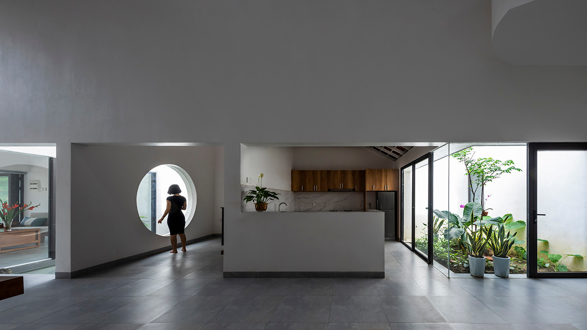 Khu bếp được bố trí không gian riêng, có thể ngắm nhìn khu vườn nhỏ xanh mát.