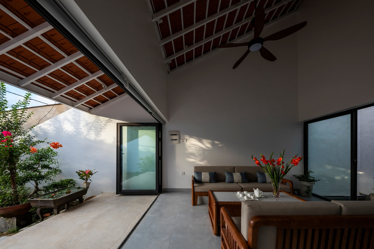 Nhờ đó, các khối chức năng lồng ghép với khối tích và cao độ khác nhau tạo sự phân chia ước lệ và đa dạng các không gian trong nhà, giảm bớt sự nhàm chán như thiết kế thông thường.