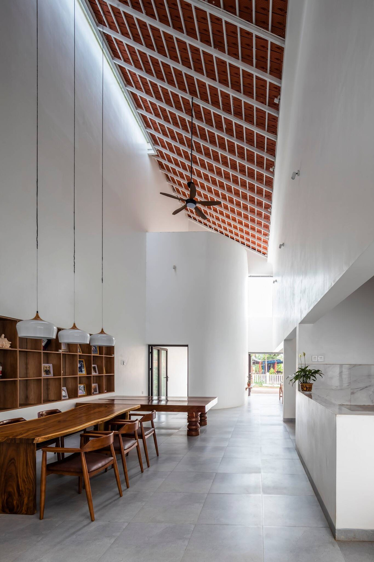 Ánh sáng được khai thác bằng nhiều cách khác nhau, từ các khoảng sân trong, kính lấy sáng mái, cửa sổ kính…