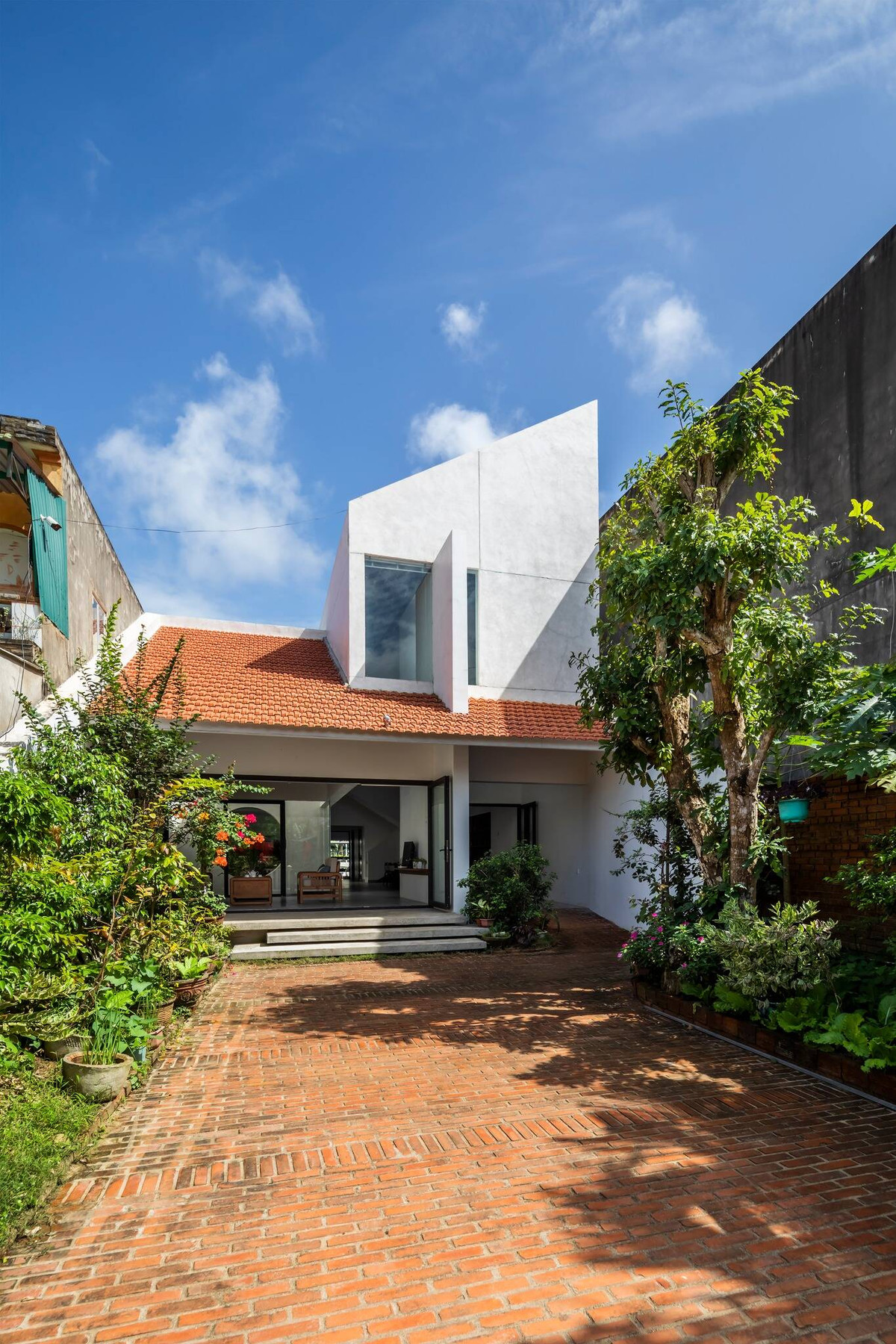 Khoảng sân trước rộng rãi lát gạch mộc như những ngôi nhà xưa cũ.