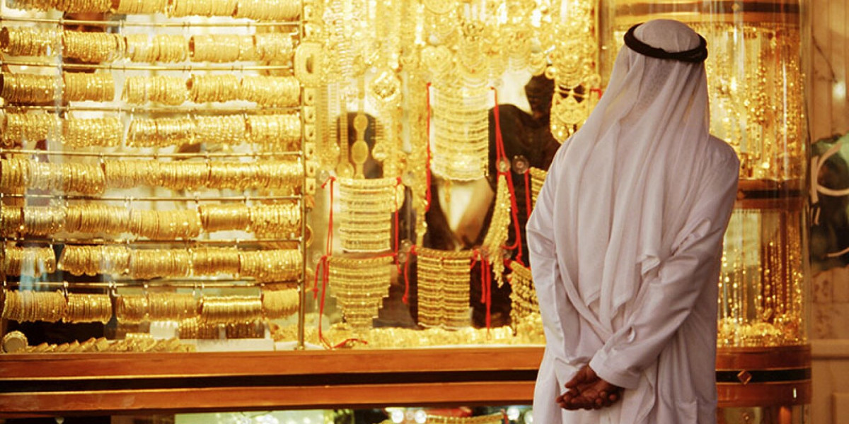 Những biến động của giá vàng không ảnh hưởng đến quá trình tạo tác trang sức ở Dubai. Giá được niêm yết theo chỉ thị của Phòng Bảo vệ Người tiêu dùng tại Cục Phát triển Kinh tế Dubai. Ảnh: AFAR