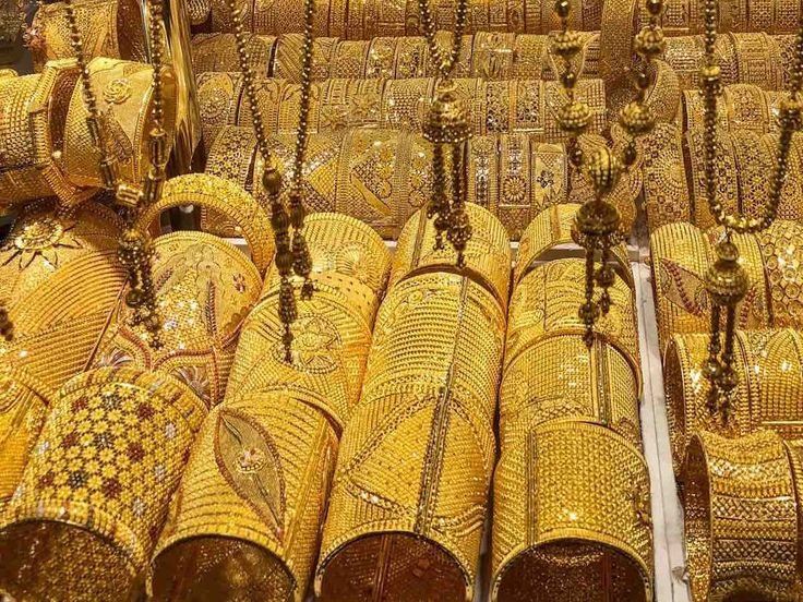 Các sản phẩm từ vàng tại đây rất đa dạng, từ những chiếc áo yếm, mũ, vương miện... đến khăn trùm đầu đều được chạm khắc tỉ mỉ. Ảnh: Printest