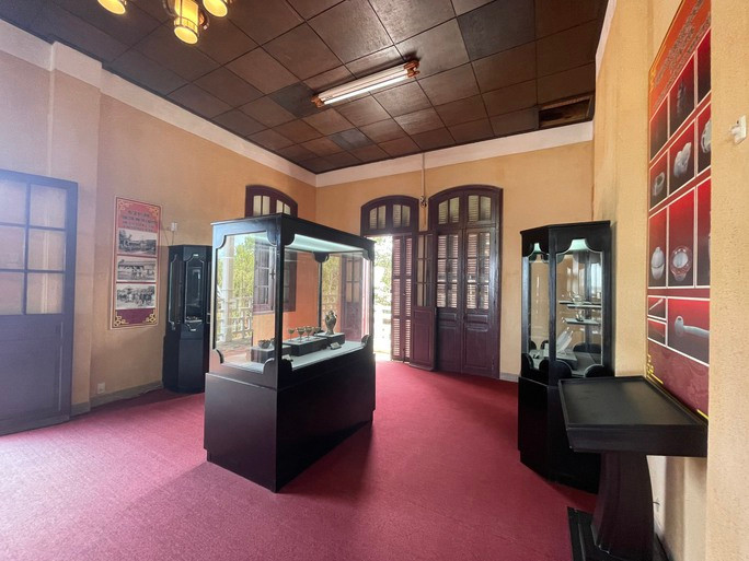 Tầng 3 trước đây là nơi tổ chức yến tiệc nhưng nay đã được thay đổi công năng bằng việc trưng bày tất cả vật dụng đã được gia đình Nam Phương hoàng hậu sử dụng ở thế kỷ trước. Ảnh: Người lao động