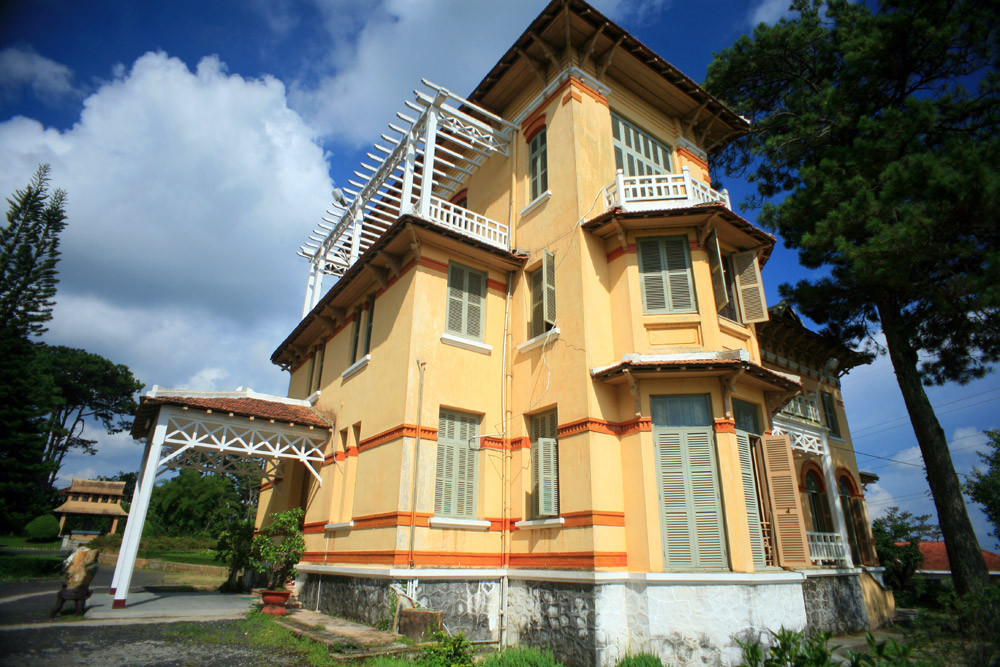 Toà nhà không lớn kiến trúc thể khối, phía trước cửa chính có mái che. Ảnh: Redsvn