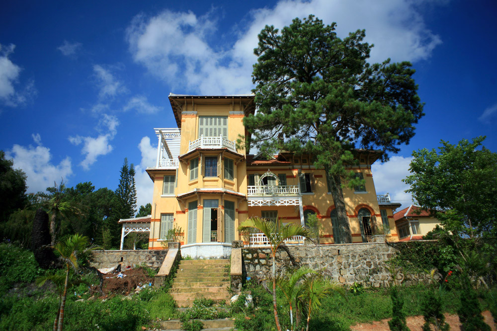 Được xây dựng từ năm 1932, căn biệt thự bao gồm 3 tầng, có màu vàng chủ đạo, theo lối kiến trúc Pháp. Ảnh: Redsvn