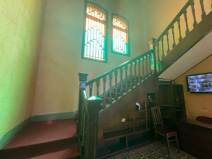 Hệ thống cầu thang, cửa sổ, trần mái... được ốp gỗ quý tạo nên vẻ ấm áp, sang trọng. Ảnh: Người lao động