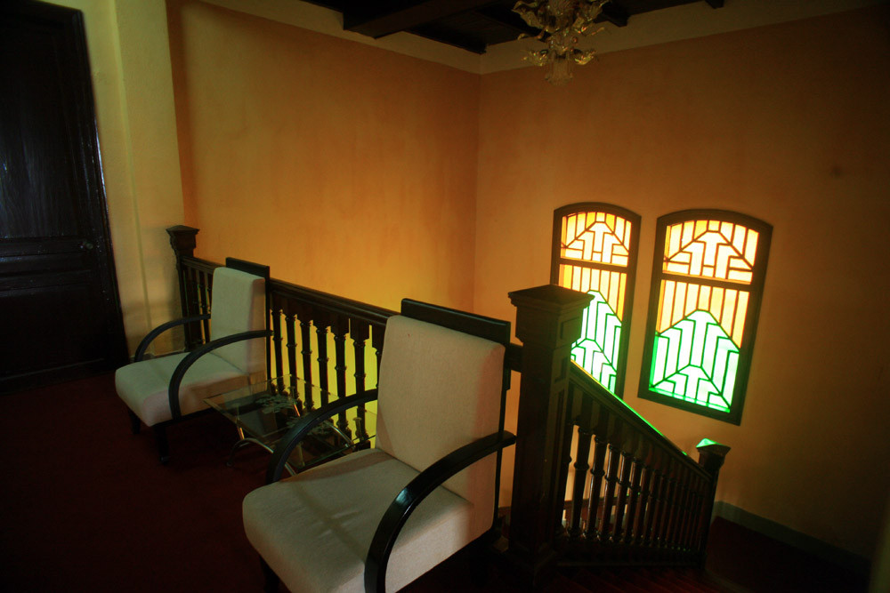 Mỗi tầng có hành lang ở giữa, các phòng nằm hai bên và nhà vệ sinh bố trí ở cuối, thay vì nằm trong mỗi phòng như kiến trúc hiện đại ngày nay. Ảnh: Redsvn