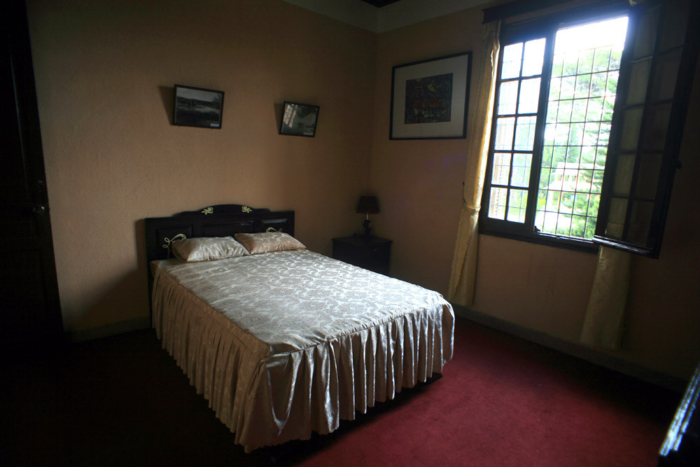 Phòng ở dành cho khách của gia đình nằm ngay phía bên tay trái khi bước lên tầng 2. Ảnh: Redsvn