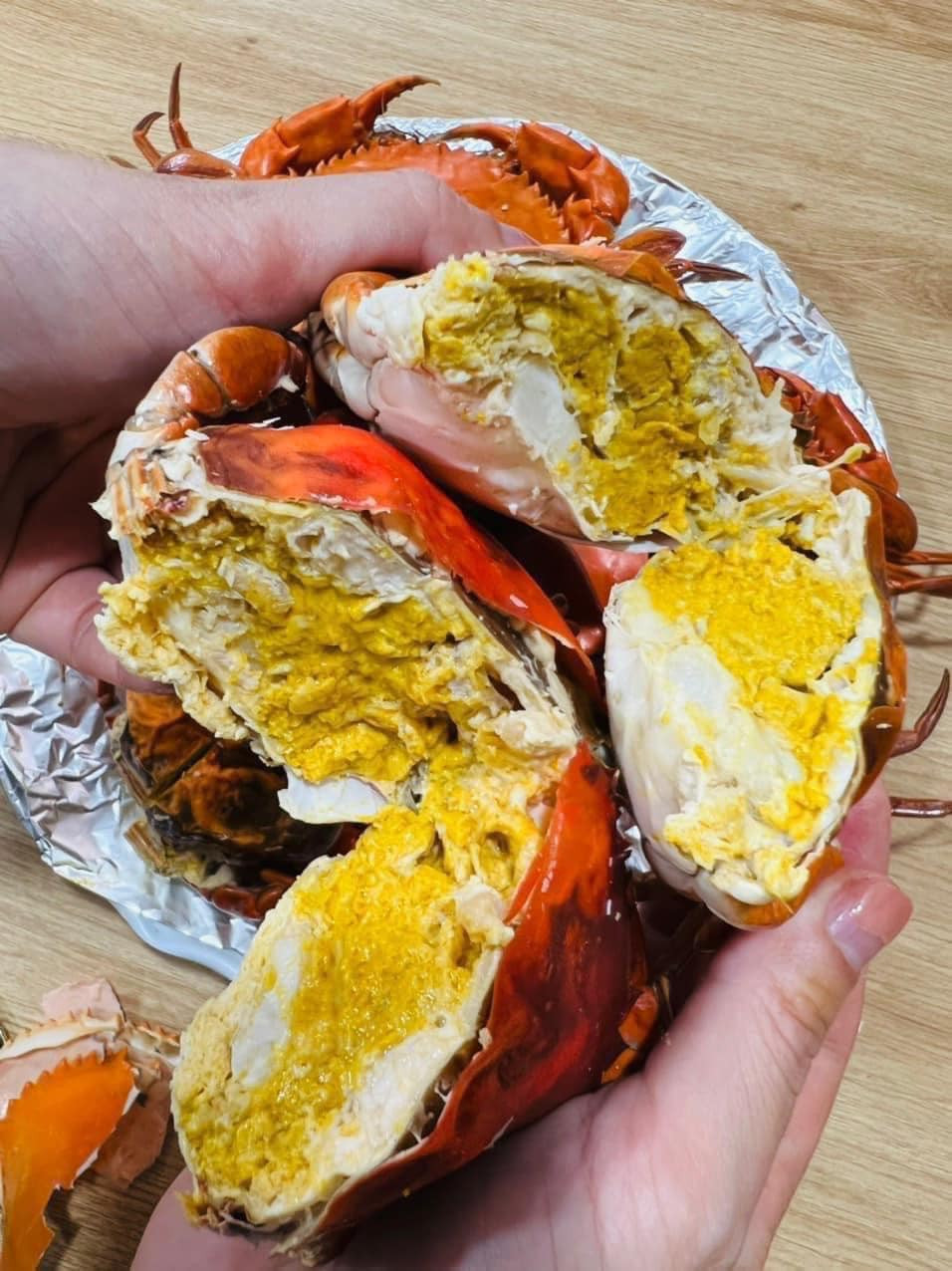 Lấy kéo cắt đôi con cua hai da sẽ thấy thịt và gạch đầy ú ụ. Ảnh: Facebook