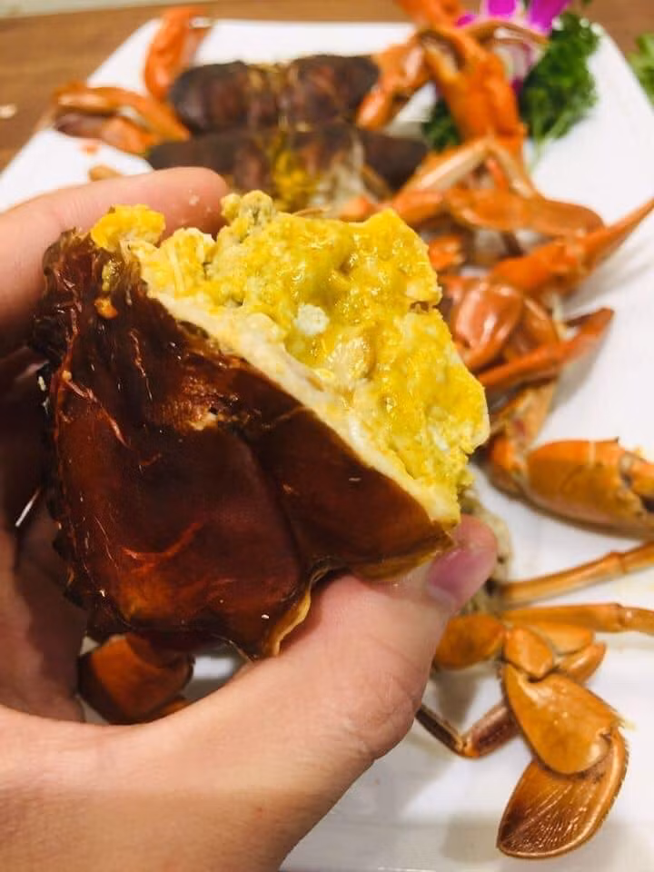 Nhiều thực khách từng được thưởng thức cua cốm cho biết, thịt cua cốm về độ ngon có thể còn vượt qua cả tôm hùm Alaska hay cua hoàng đế Canada. Ảnh: Facebook 