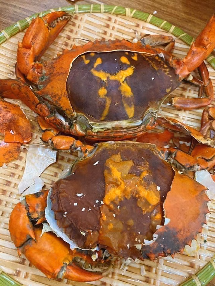 Đây là cua ở giai đoạn vài ngày trước khi lột bỏ lớp vỏ cũ để thay lớp vỏ mới (đã có lớp vỏ mới bên trong lớp vỏ cũ). Theo các chuyên gia dinh dưỡng, giai đoạn này cua tích tụ nhiều chất dinh dưỡng nhất. Ảnh: Facebook