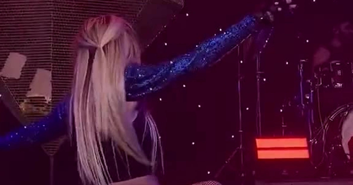 Nu ca si bi... tat khi dang dien, phan ung khien fan than phuc