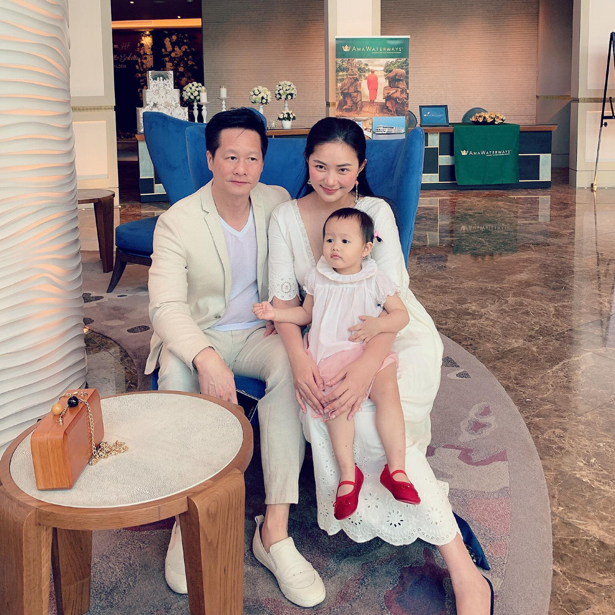 Vị đại gia nói: "Nghĩa là đòi gì cũng không cho và nói nhà mình nghèo, không có tiền, con muốn gì tự kiếm tiền mà mua. Anh muốn con anh biết quý trọng đồng tiền và không sống ỷ lại vào người khác".