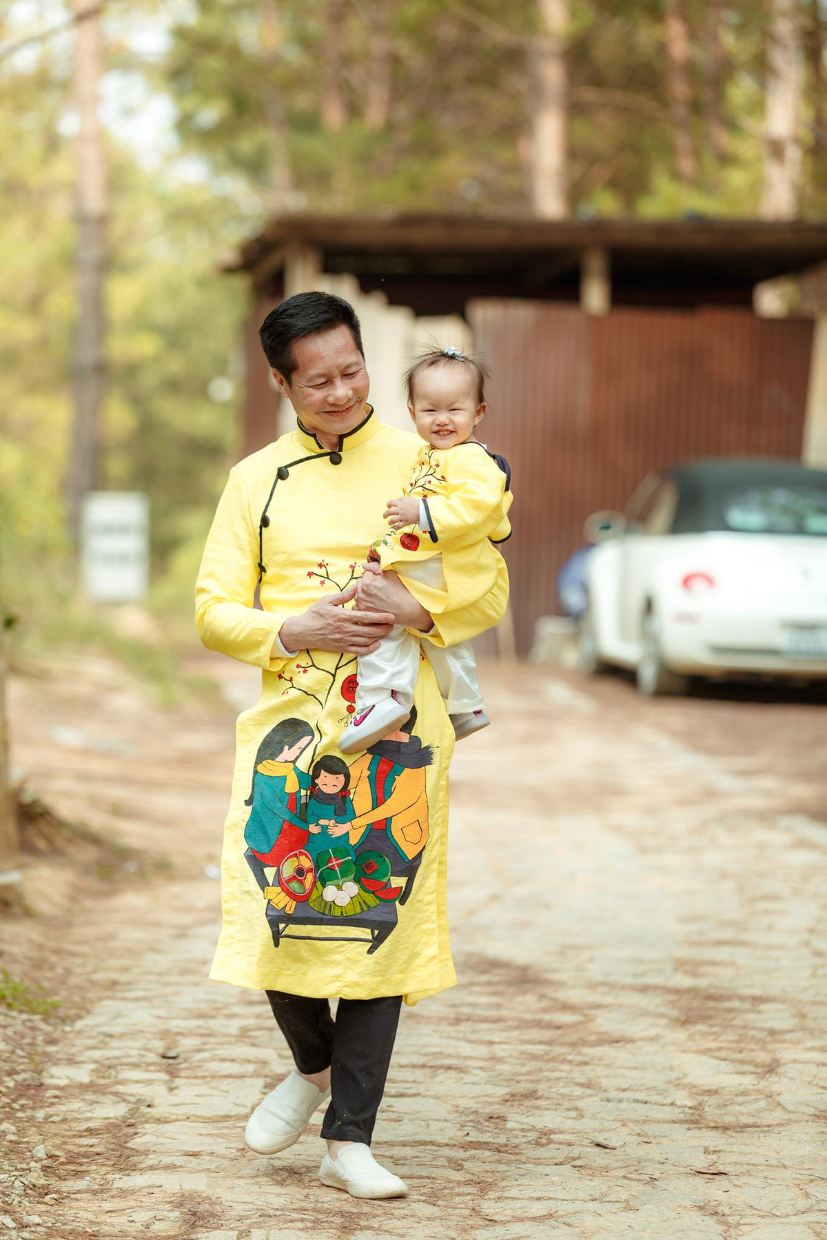 Dù sở hữu khối tài sản đồ sộ nhưng đại gia Đức An cho biết vẫn sẽ nuôi dạy con cái lớn lên theo đúng kiểu "nhà nghèo", cũng như áp dụng kỷ luật "thép" cho con cái.