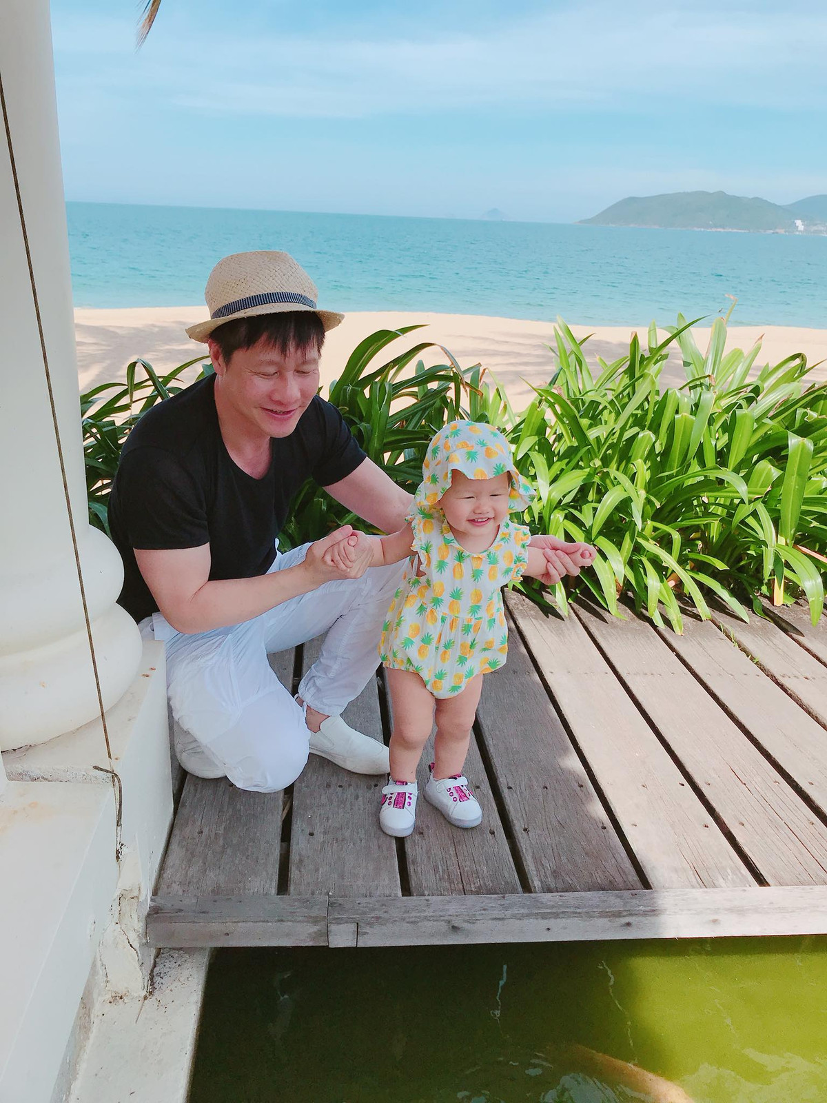 Là chủ công ty nhưng vị doanh nhân không ngại tự tay dọn dẹp, thông tắc phòng vệ sinh khi nhân viên ốm hoặc không hoàn thành nhiệm vụ.