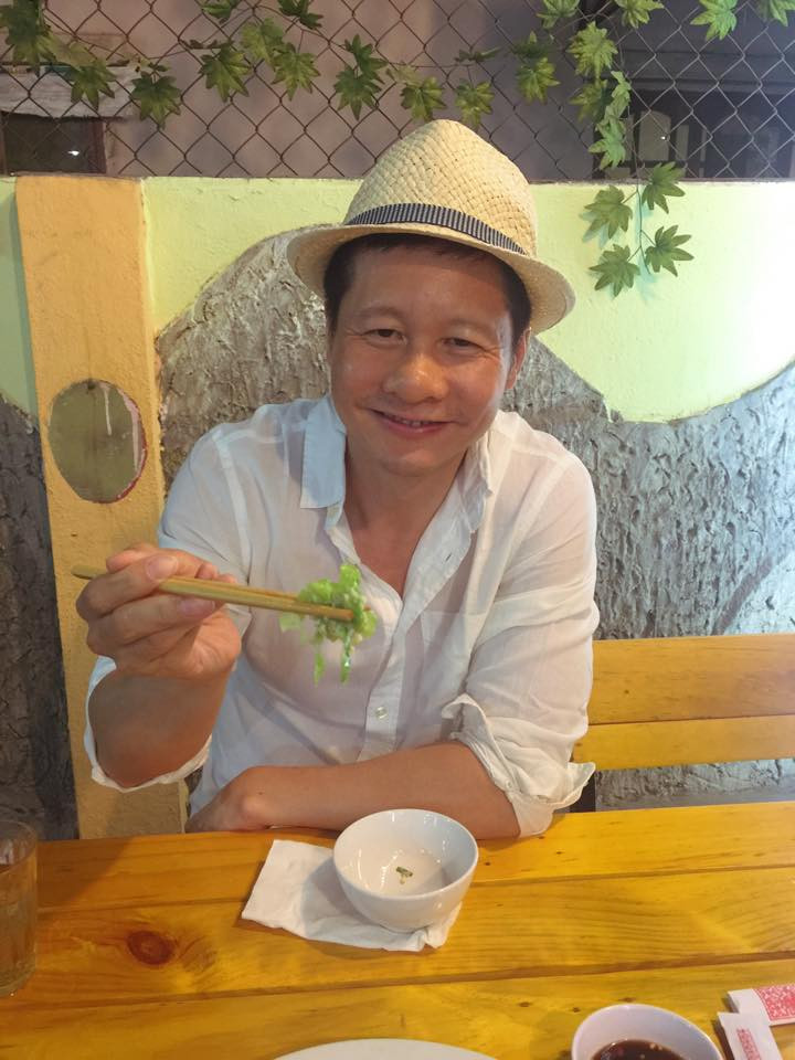 Trong cuốn "Lão An tự truyện" của chính mình, đại gia Đức An cho biết bản thân từng dậy từ 5 giờ sáng mỗi ngày, dù nắng hay mưa đều đạp xe đi giao báo cho kịp 6 giờ 30 đi học trong suốt 3 năm trời. Lúc này, ông cũng chỉ mới 12 tuổi.